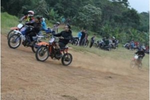Sejumlah crosser saat ngabuburit di sirkuit gastrek.